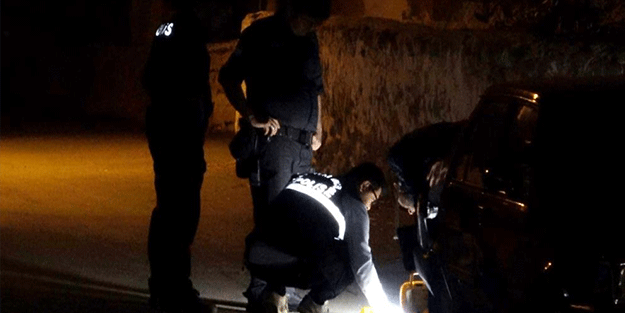 Tüfeği göstermek istedi, çıkarırken kendini vurdu