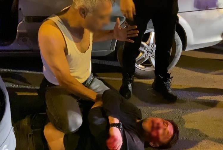 Tüfek ve satırla ev basıp haraç istedi