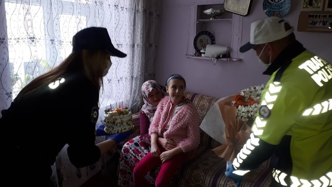Tuğçe, doğum gününü polis ekipleriyle kutladı 