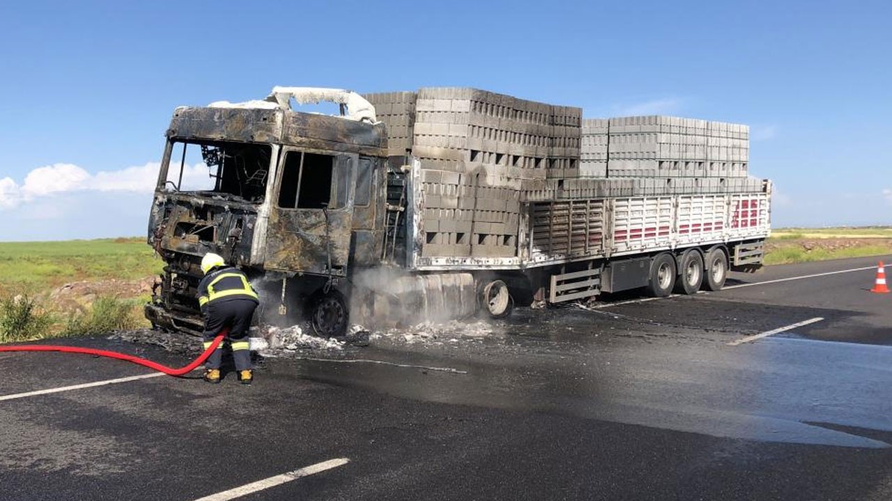 Tuğla yüklü birden tır alev topuna döndü