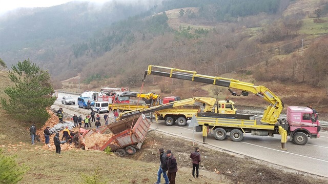 Tuğla yüklü kamyon devrildi: 1 ölü