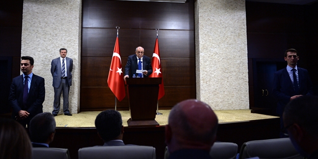 Tuğrul Türkeş'in basın toplantısında dikkat çeken ayrıntı