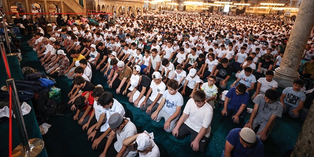 TÜGVA binlerce ortaokul öğrencisini Ayasofya Camisi'nde buluşturdu