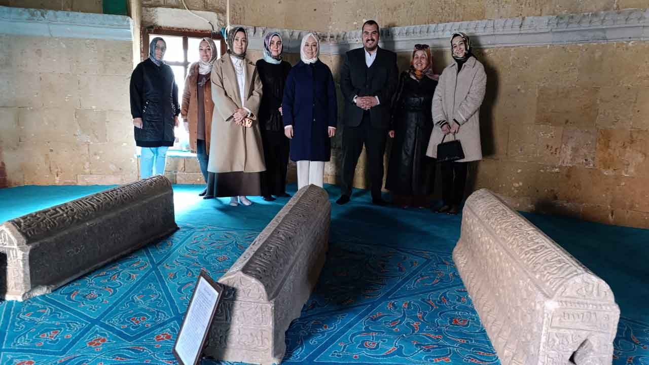 TÜGVA heyetinden Hüdavent Hatun Türbesi'ne anlamlı ziyaret