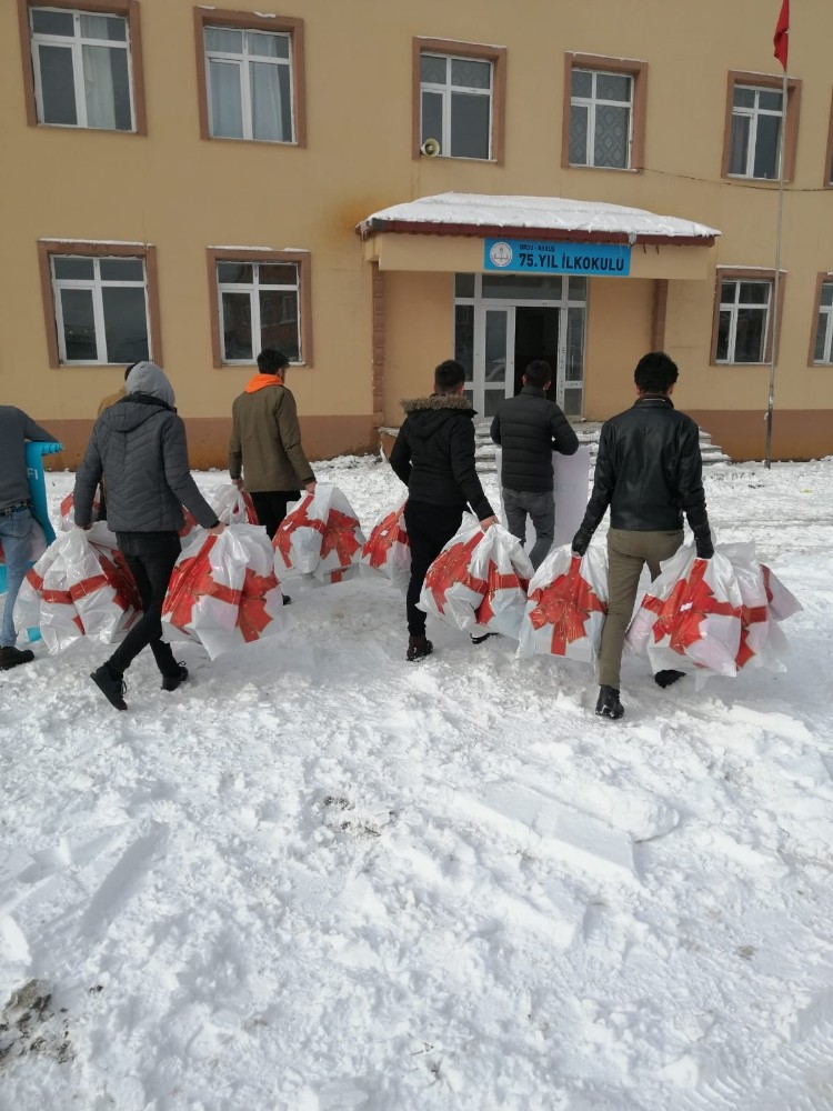 TÜGVA’dan 82 öğrenciye mont ve bot yardımı 