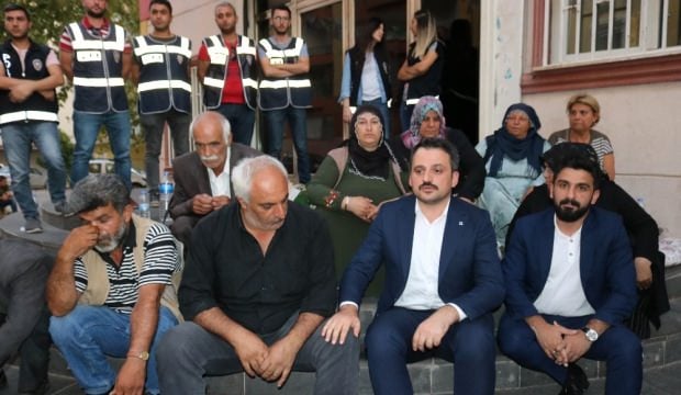 TÜGVA'dan oturma eylemi yapan Diyarbakırlı annelere destek ziyareti