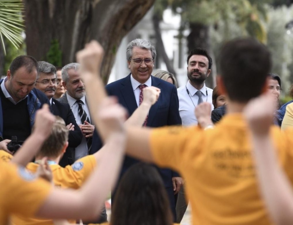 TÜHAD’lı gençler, Türkiye kupasını Rektör Budak’a sundu 