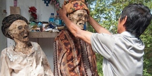 Tuhaf bir gelenek: Ölülerle aynı evde yaşıyorlar