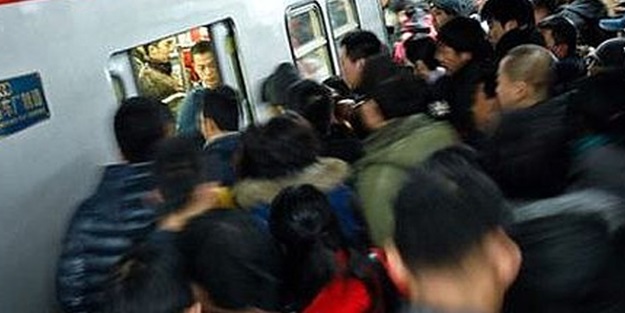 Tuhaf elbise giymeyin uyarısı