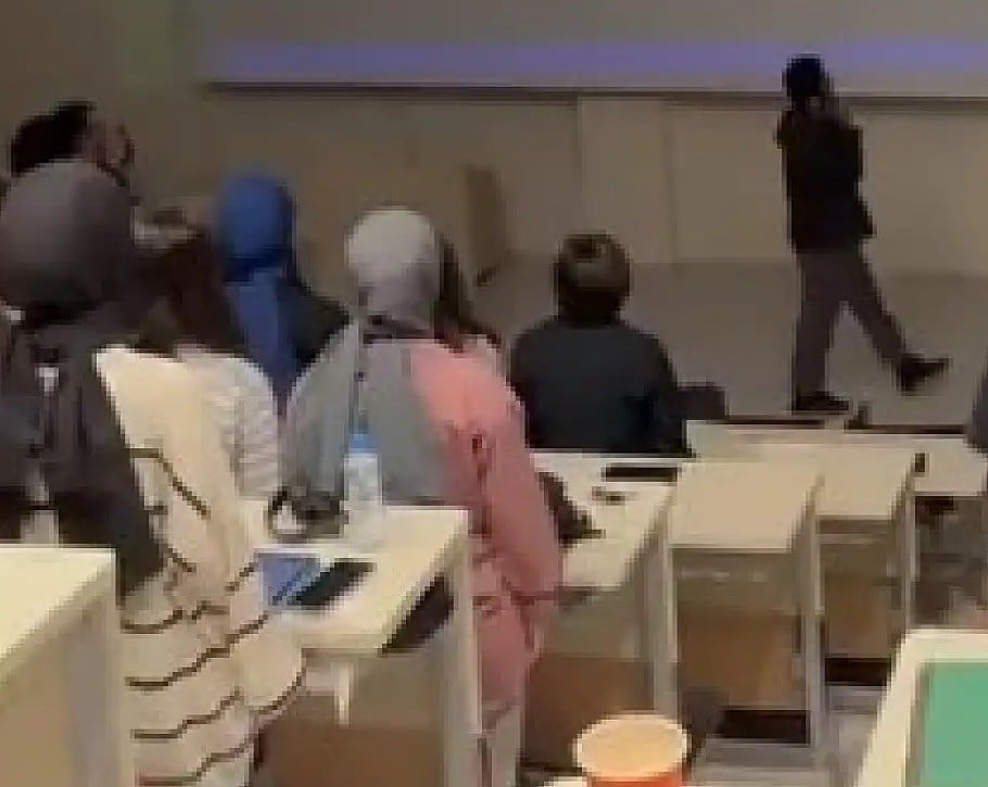 Tuhaf tuhaf işler! Atatürk anmasına katılmayan öğrenciye bakın ne oldu