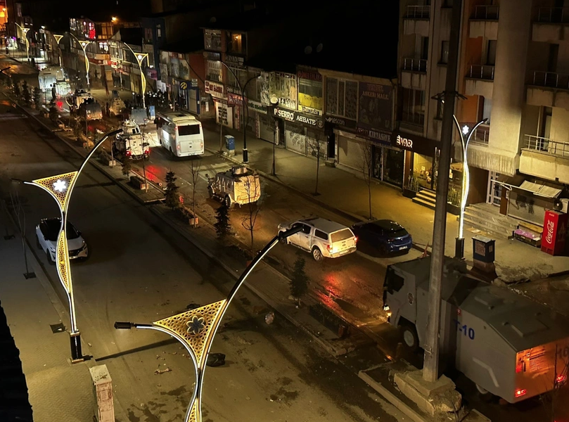 Tükürdüklerini yutuyorlar