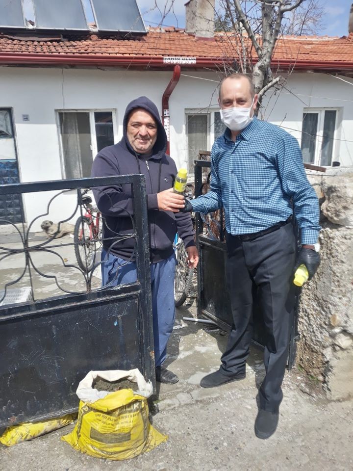 Tüm beldeye kolonya dağıtıldı 