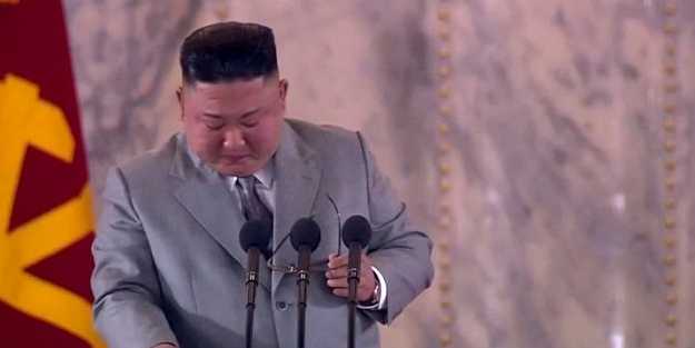 Tüm dünya bu görüntüyü konuşuyor! Kim Jong Un ağlayarak özür diledi