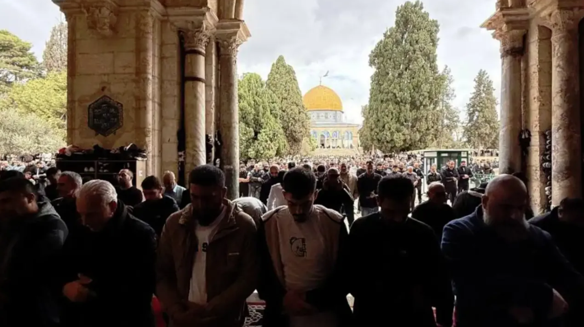 Tüm engellere rağmen Mescid-i Aksa doldu taştı! On binlerce Müslüman Cuma namazı kıldı