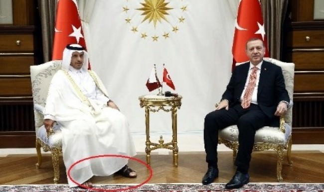 Tüm gözler Katar Başbakanı Thanı'n ayağındaydı!