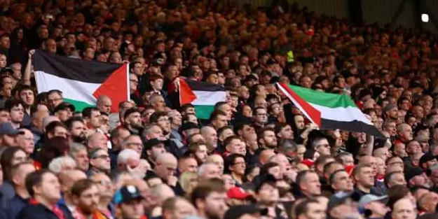 Tüm hukuksuzluklara rağmen… Premier Lig maçında müthiş görüntü