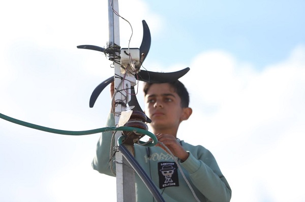 Tüm imkansızlıklara rağmen... Gazzeli çocuk çadır için böyle elektrik üretiyor
