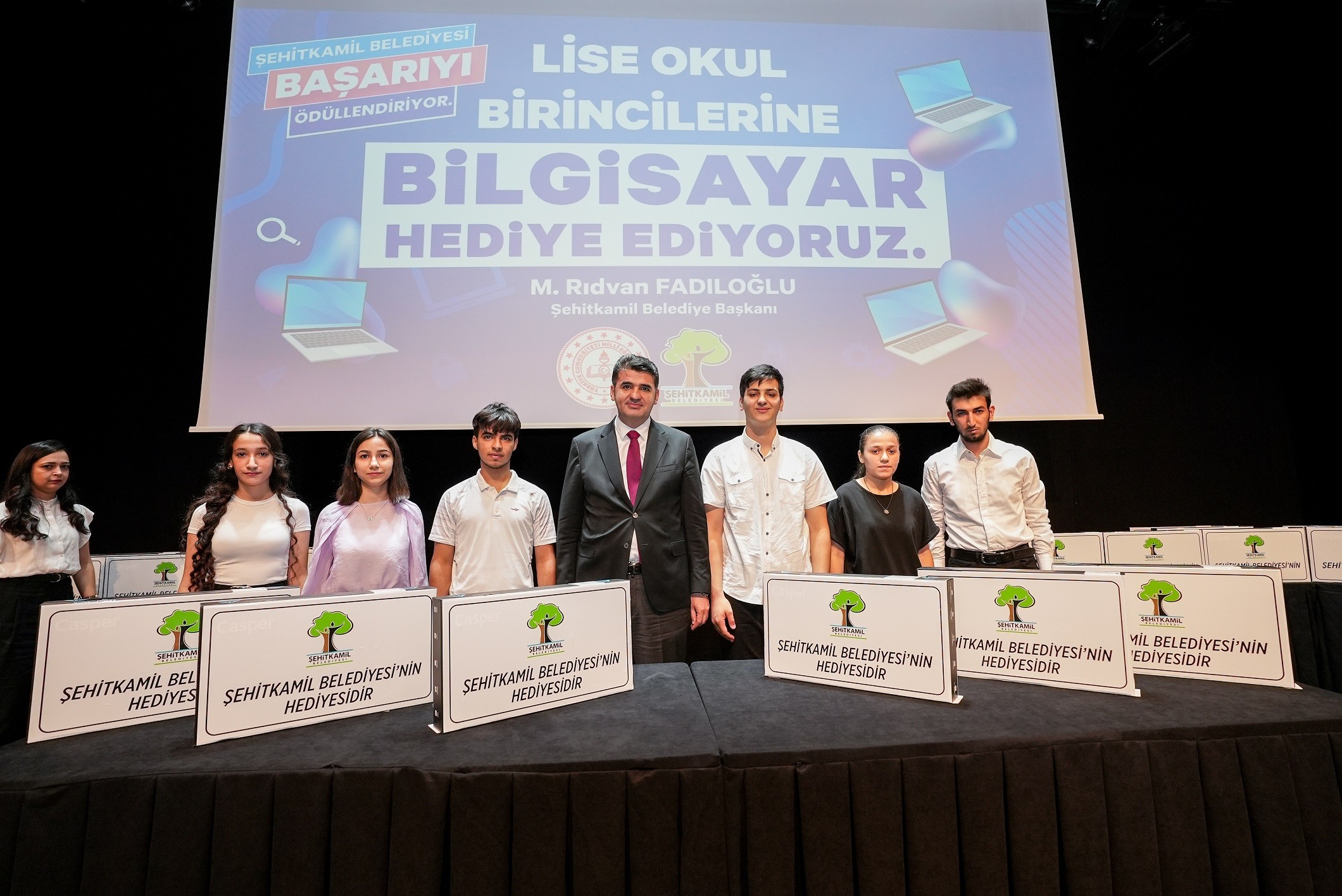 Tüm lise birincileri bilgisayar ile ödüllendirildi