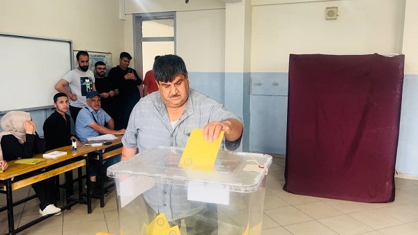 Tüm sağlık sorunlarına rağmen sandığa gitti