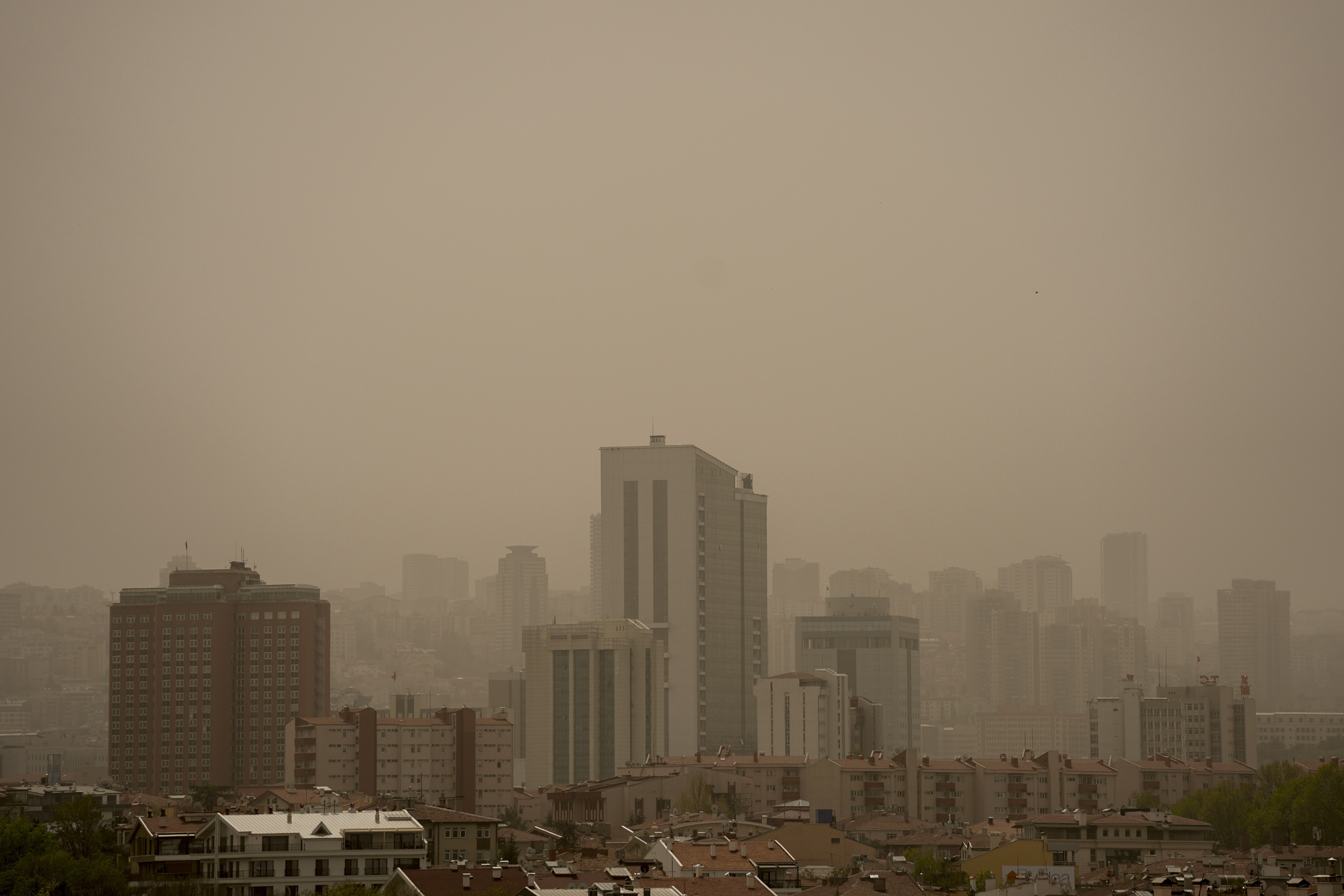 Tüm şehri toz kapladı! Zorunlu değilse evden çıkmayın, çok tehlikeli!