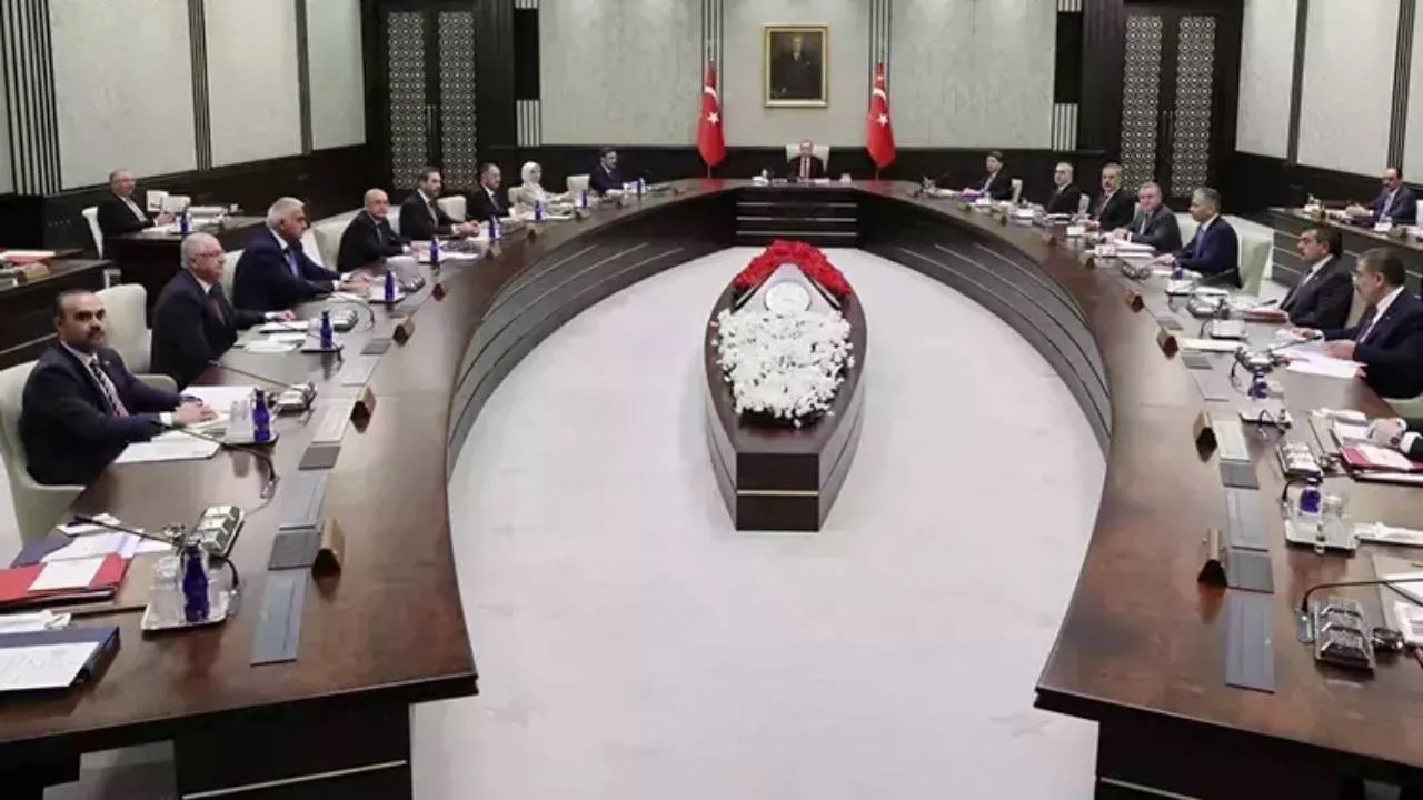 Tüm Türkiye bu ismi merak ediyor! Ankara’da bakanlık binasının ışıklarının açık olup olmadığını kontrol eden 