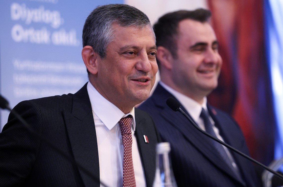 Tüm tuşlara basıyor! Özgür Özel’den şimdi de Roman havası