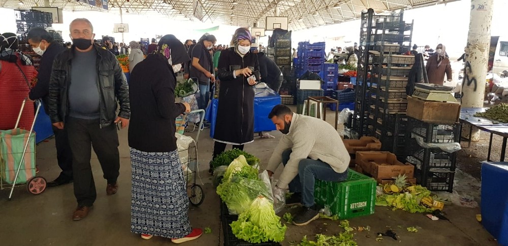 Tüm uyarılara rağmen semt pazarında düşündüren yoğunluk 