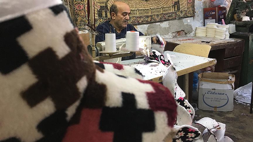 Tüm yoksul çocuklara patik giydirmek istiyor