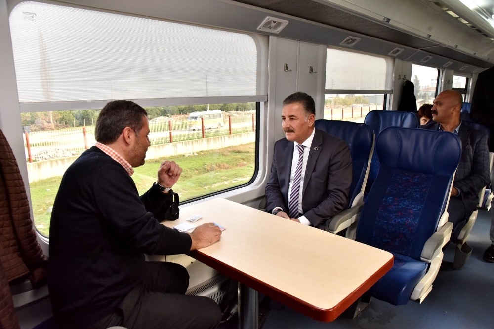 Tuna, treni binip yolculara projelerini anlattı 