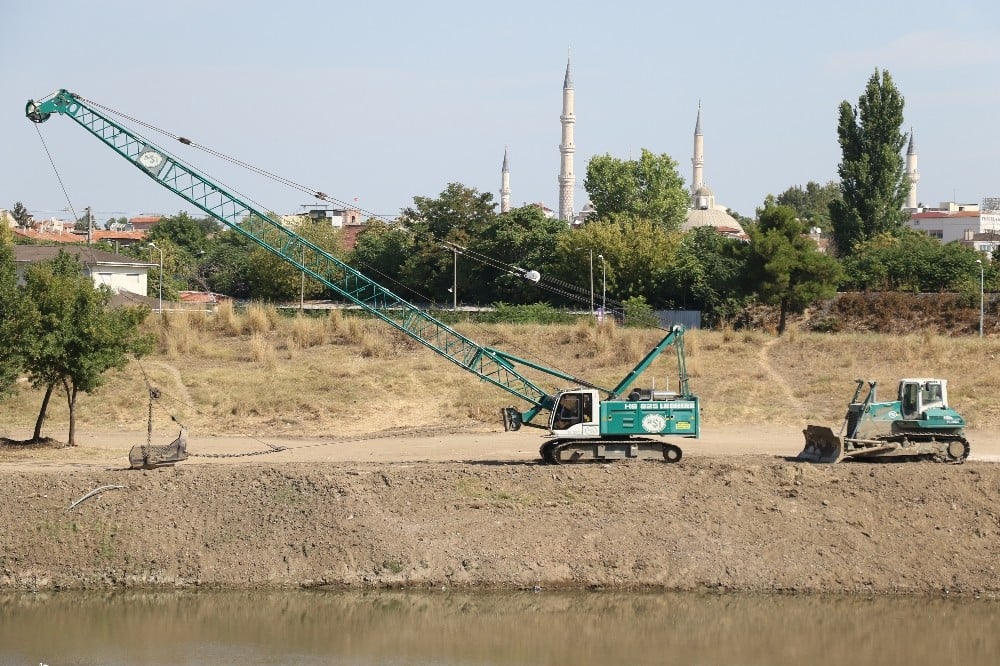 Tunca Nehri’nin yatağında temizlik çalışması 