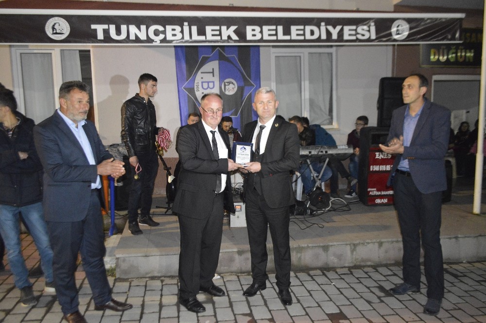 Tunçbilek Belediyespor şampiyonluğu kutladı 