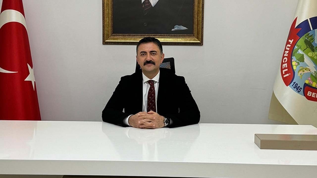 Tunceli Belediyesine atanan Vali Tekbıyıkoğlu bayrak ekledi: 'Dersim' ifadesini değiştirdi!