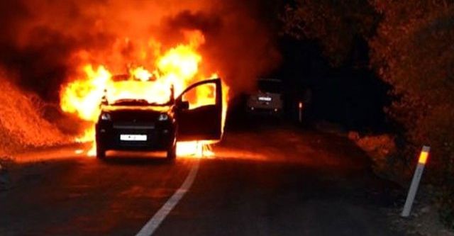 Teröristler yol kesip araç yaktı