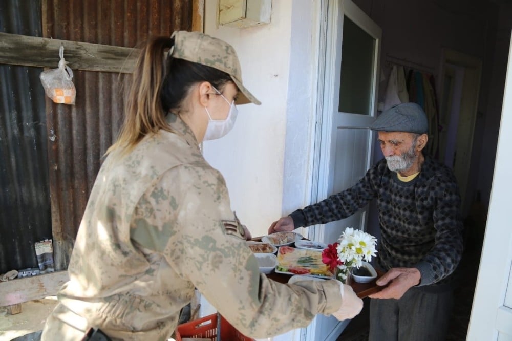 Tunceli’de 65 yaş üstüne çiçeklerle süslenmiş kahvaltı servisi 