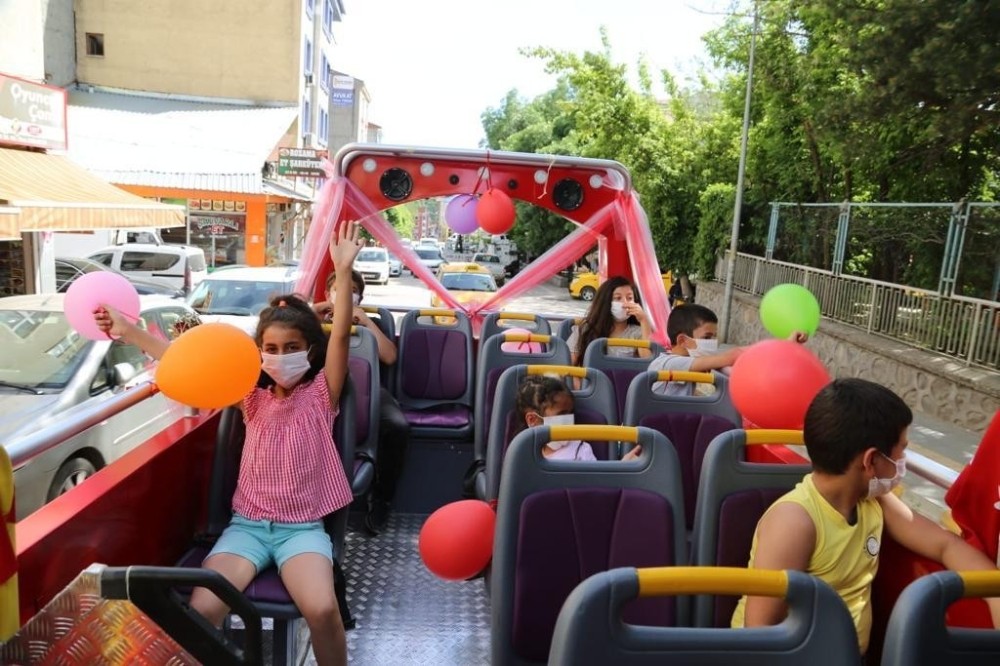 Tunceli’de 14 yaş altına tur otobüsüyle şehir turu 