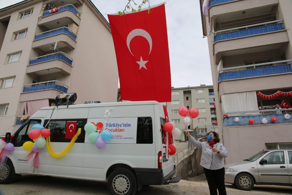 Tunceli’de 23 Nisan araçlardan yükselen çocuk şarkılarıyla kutlandı 