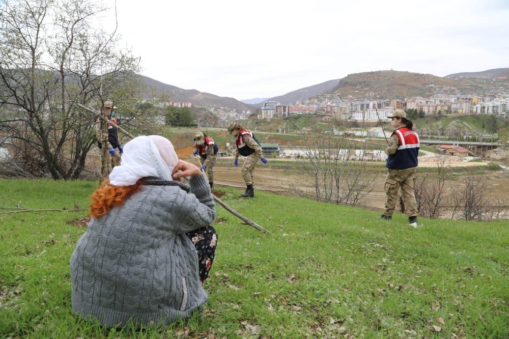 Tunceli’de 88 yaşındaki Sakine ninenin, bahçesine fidanları dikildi 