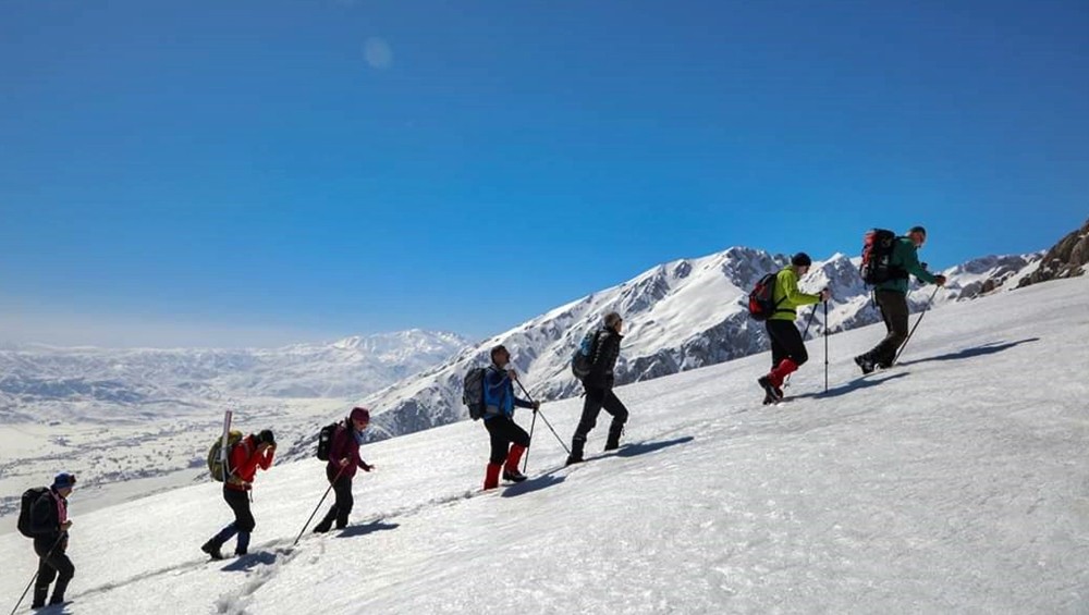 Tunceli’de 9 kişilik ekip, karla kaplı Munzur Dağları’na tırmandı 
