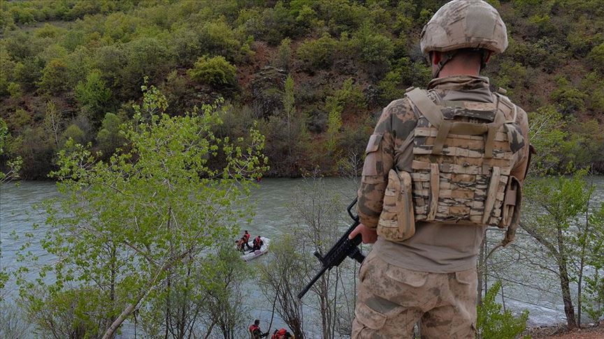 Tunceli'de akıntıda kaybolan uzman çavuşu arama çalışmaları sürüyor