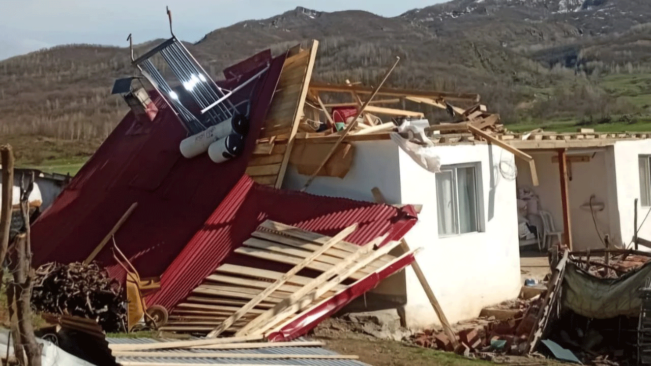Tunceli'de fırtına paniği! Çatılar uçtu, hasar büyük