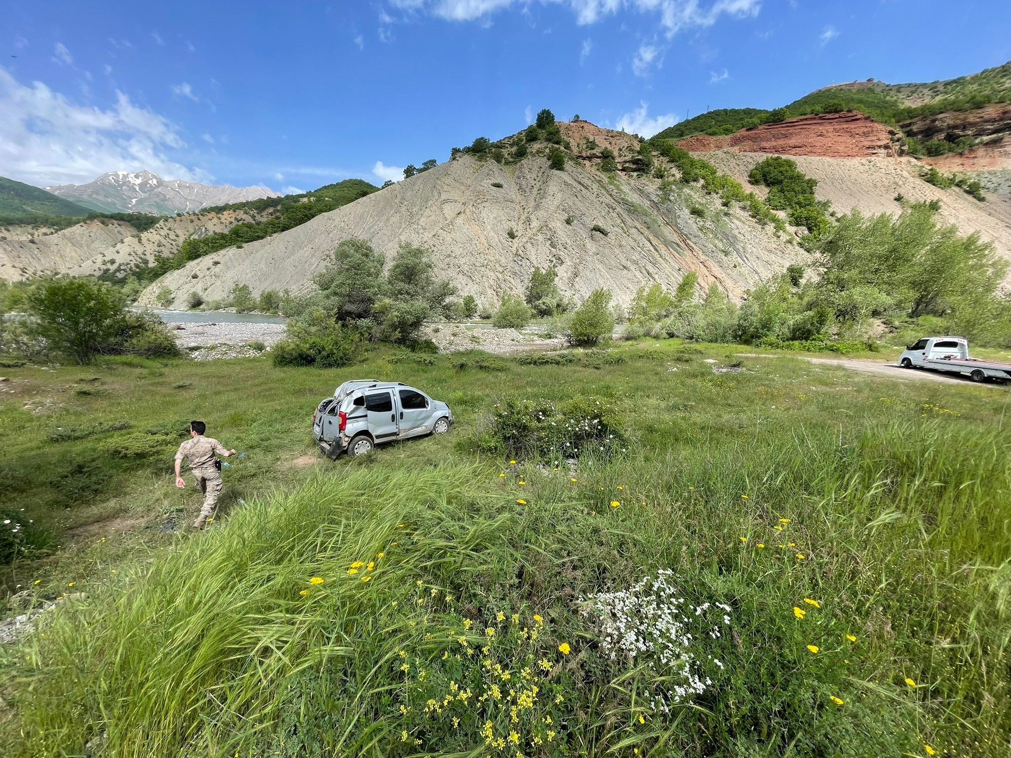Tunceli'de hafif ticari araç şarampole devrildi: 6 yaralı