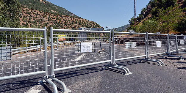 O ilde iki ilçe yolu kapatıldı