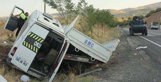 Tunceli'de kamyonetle minibüs çarpıştı: 20 kişi yaralandı