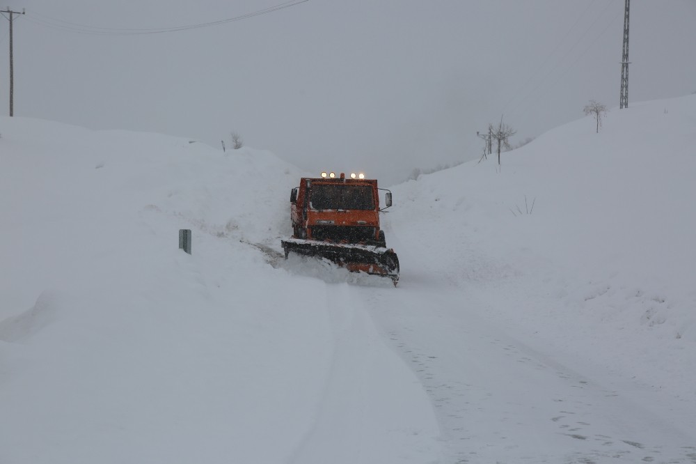 Tunceli’de kar, 155 köy yolu ulaşıma kapandı 