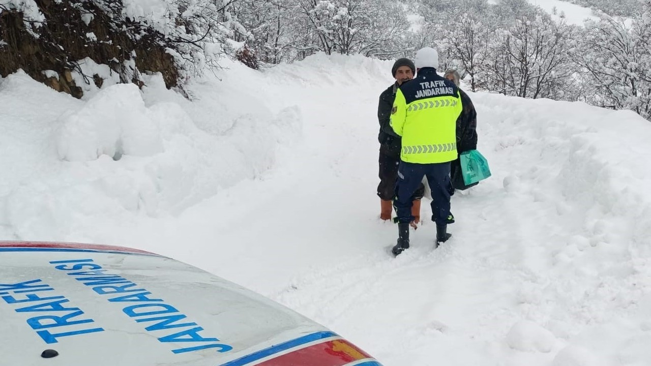 Tunceli’de kar engeline takılan vatandaşa jandarma yardımı