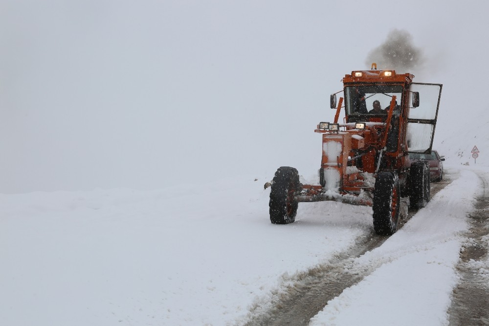 Tunceli’de kar yağışı etkili oldu, 32 köy yolu kapandı 