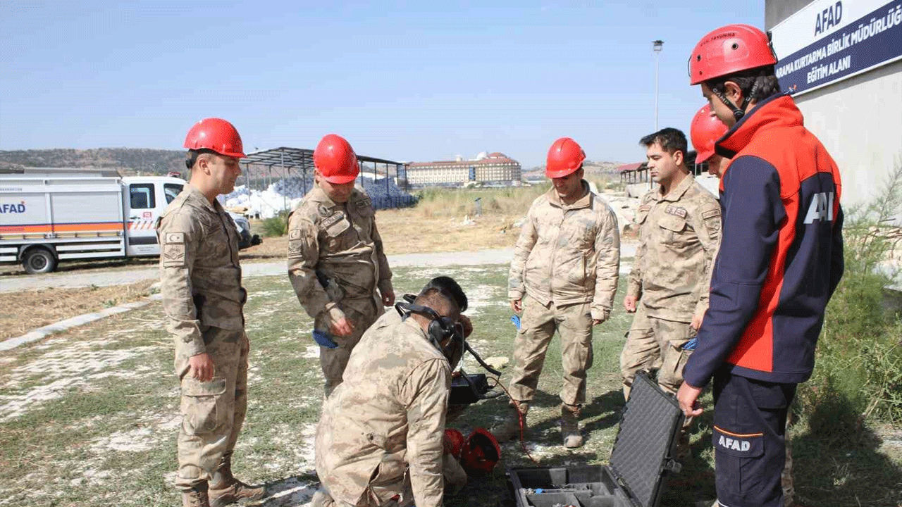 Tunceli'de kaza! Devrilen araçta sıkışan sürücü AFAD ve jandarma tarafından kurtarıldı!