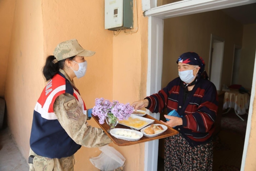 Tunceli’de Leylak çiçekli kahvaltı servisi 