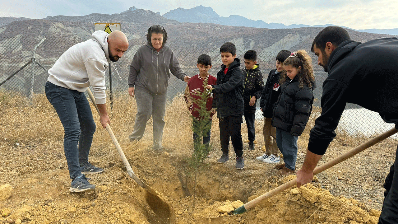 Tunceli'de Öğretmenler Günü'ne Özel Fidan Dikimi! Şehit Öğretmenler Anıldı!