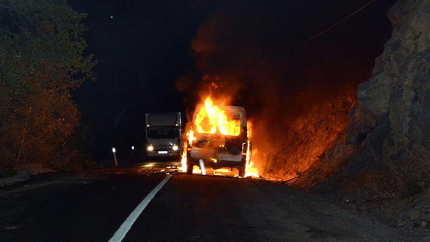 Tunceli'de PKK'lılar yol kesip araç yaktı
